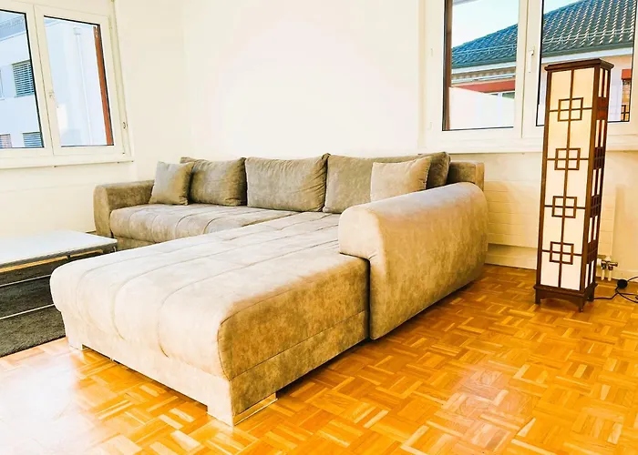 3 Flat With Balcony In Zurich, Kar شقة *